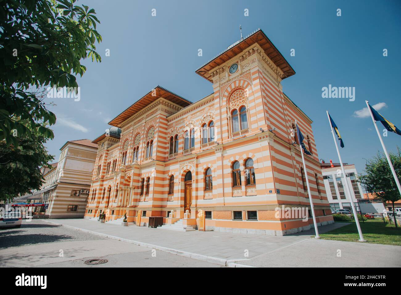 DISTRETTO DI BRCKO, BOSNIA AND HERZEGOVINA - 25 giu 2021: Il municipio in distretto di Brcko, Bosnia and Herzegovina, costruito nel 1892 Foto Stock
