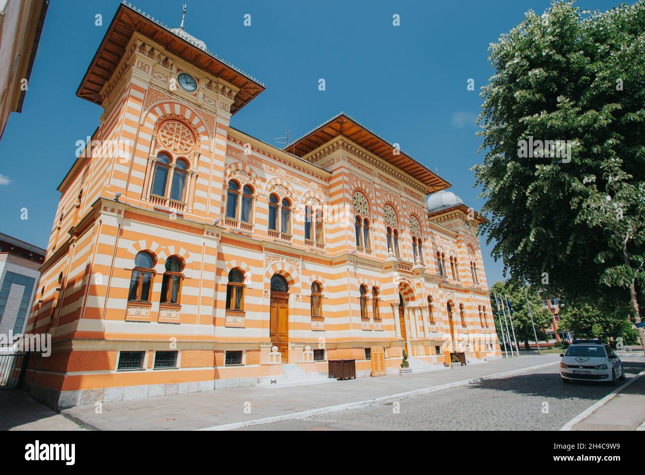 DISTRETTO DI BRCKO, BOSNIA AND HERZEGOVINA - 25 giu 2021: Il municipio in distretto di Brcko, Bosnia and Herzegovina, costruito nel 1892 Foto Stock