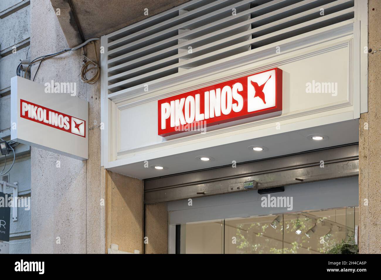 VALENCIA, SPAGNA - 26 OTTOBRE 2021: Pikolinos è un'azienda spagnola che produce scarpe Foto Stock