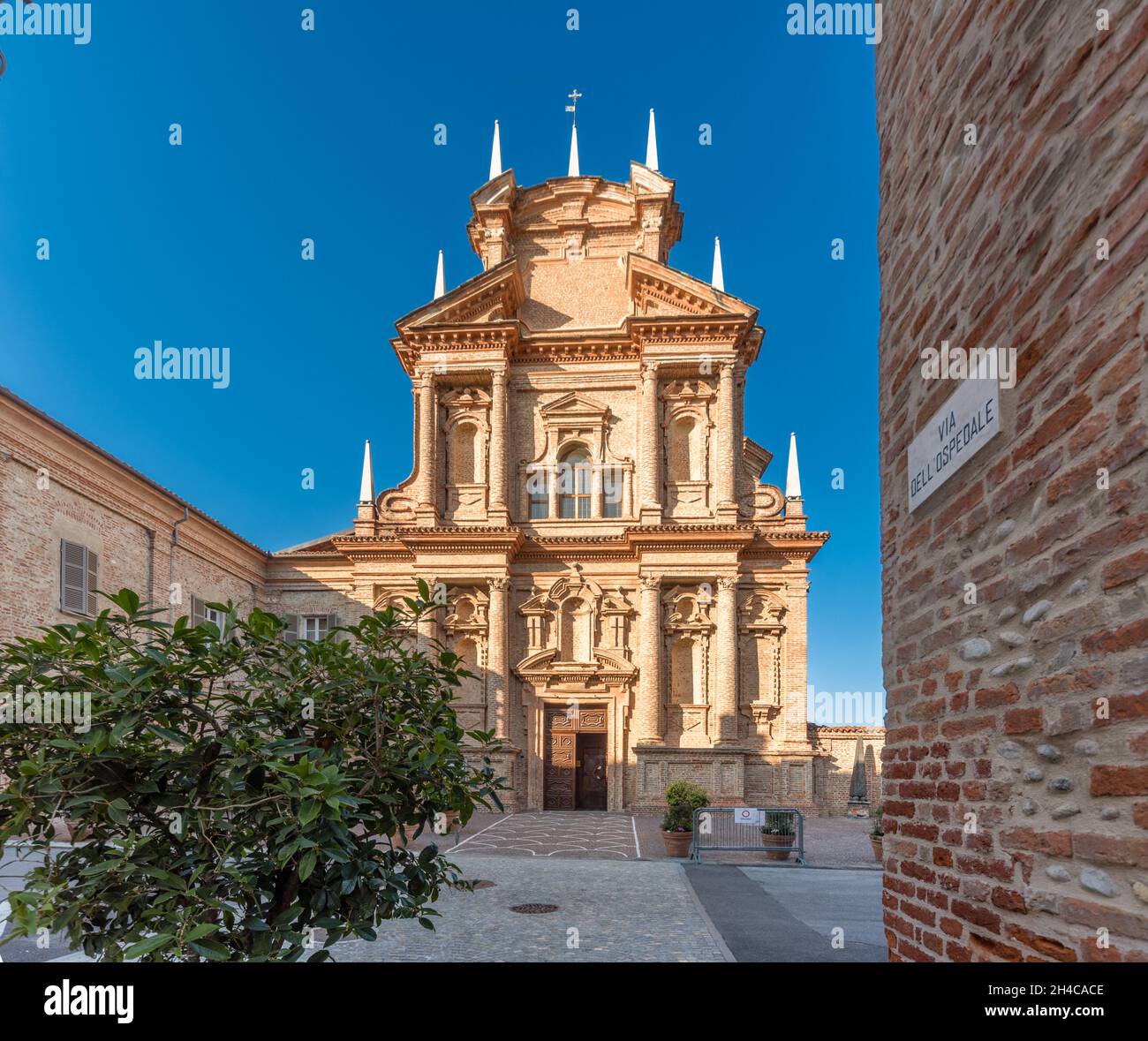 Cherasco, Cuneo, Italia - 27 ottobre 2021: Santuario della Madonna del Popolo (1702), chiesa in stile barocco progettata da Sebastiano Tarco Foto Stock