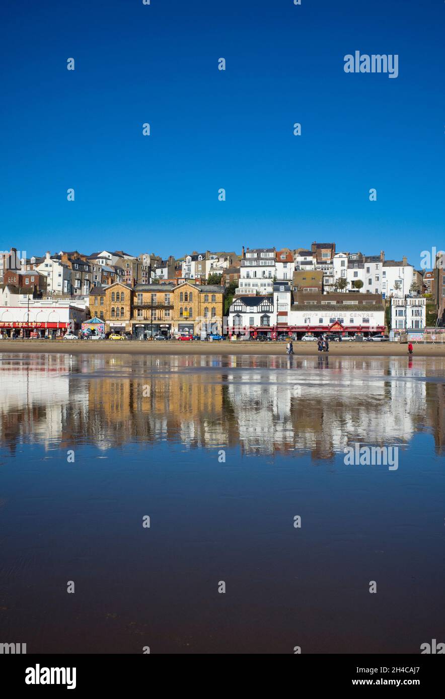 Il centro storico di Scarborough sorge dalla spiaggia in una mattinata chiara Foto Stock