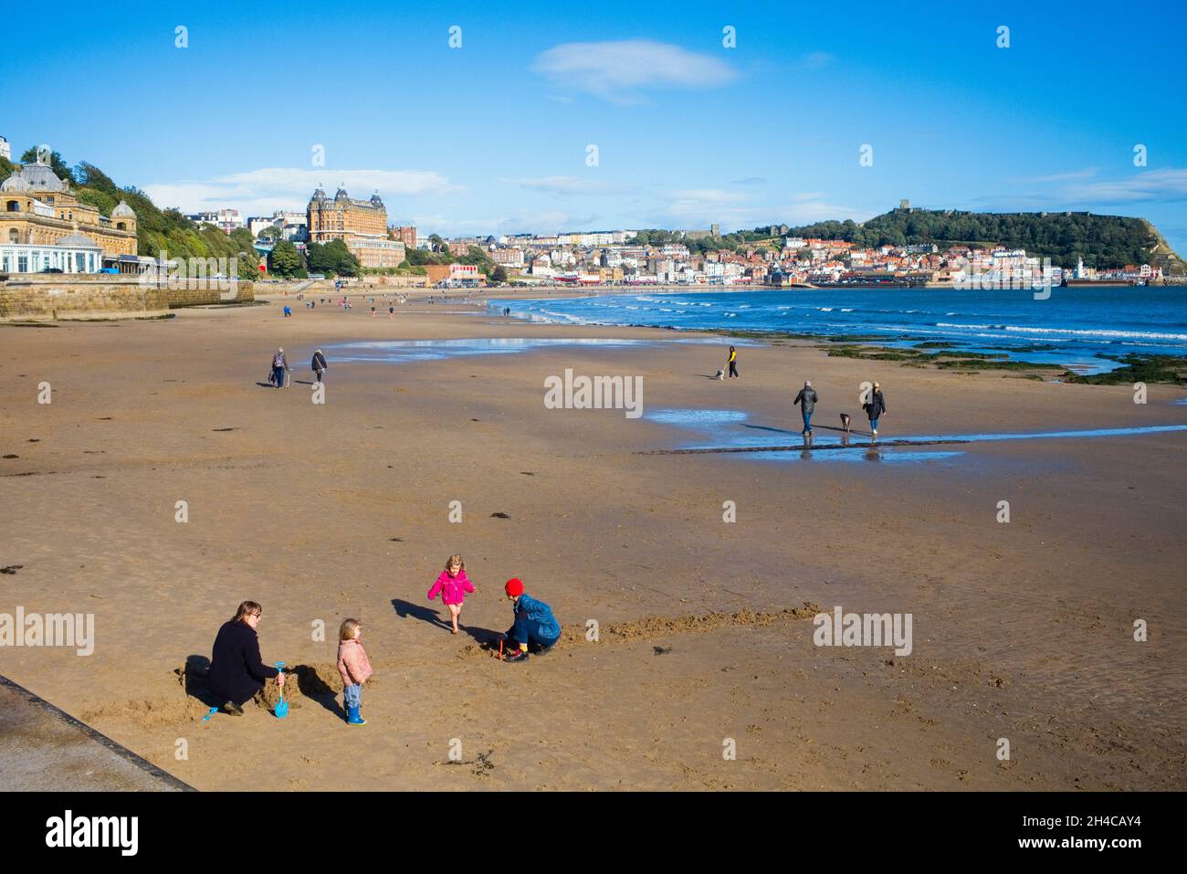 Famiglie sulla spiaggia di mattina presto a Scarborough Foto Stock