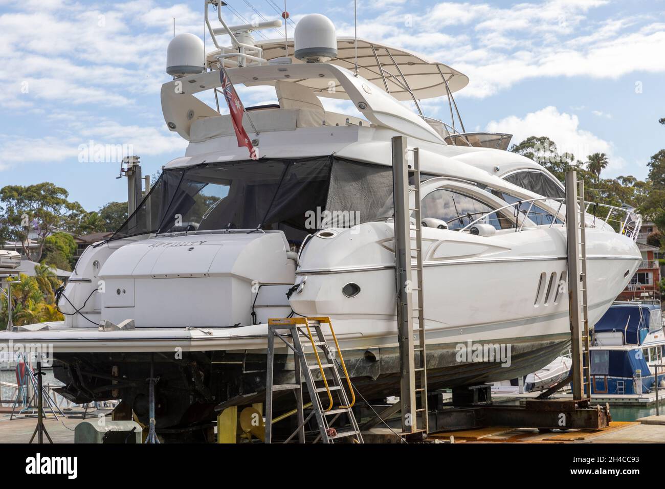 Yacht a motore di lusso di 60 piedi in un porto turistico di Sydney e fuori dall'acqua per un servizio e manutenzione, Sydney, Australia Foto Stock