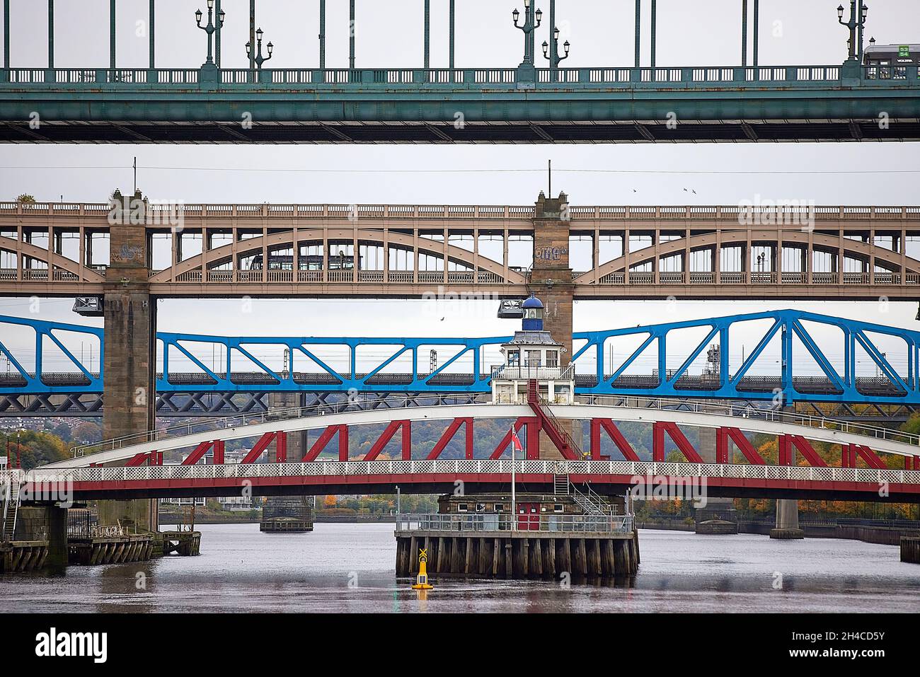 Newcastle upon Tyne Quayside area Tyne Bridge, Swing bridge, High Level Railway bridge e Blue Railway bridge che attraversa il fiume Tyne Foto Stock