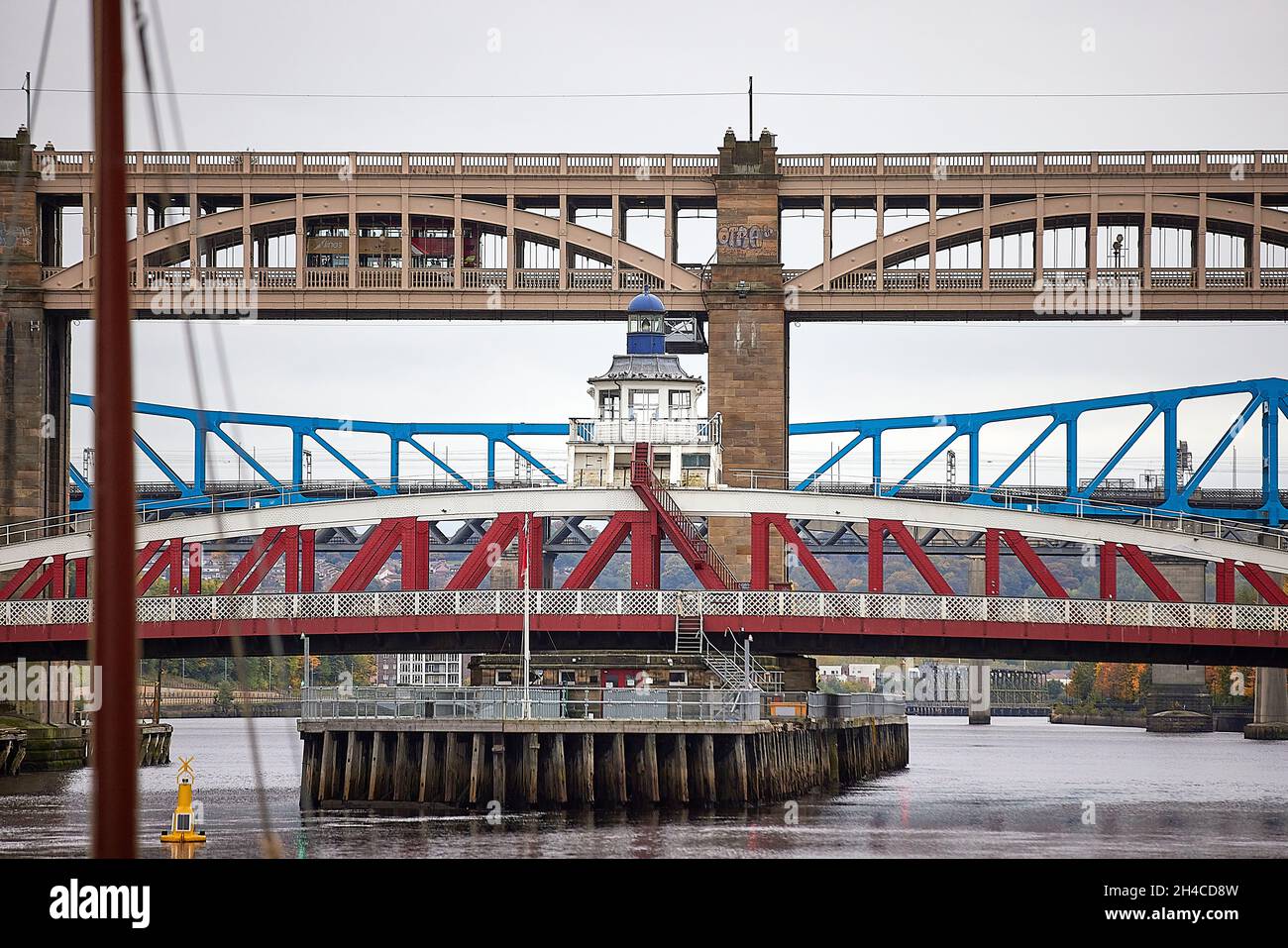 Newcastle upon Tyne Quayside area Swing ponte, ponte ferroviario di alto livello e ponte ferroviario blu che attraversa il fiume Tyne Foto Stock
