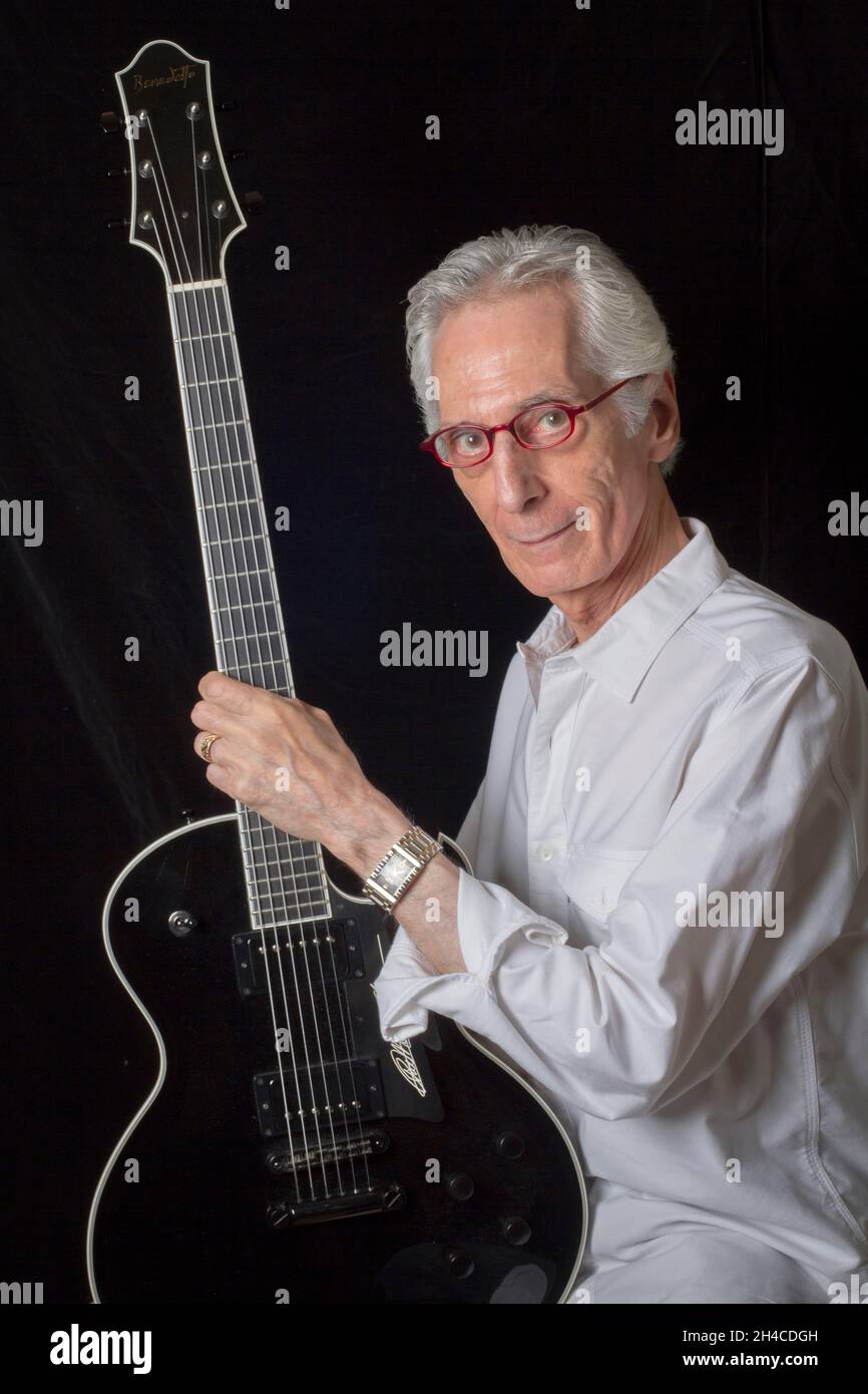 FILE PHOTO - il chitarrista e compositore jazz Pat Martino muore il 1° novembre 2021 e ha 77 anni. Foto mostra Pat Martino a casa sua Philadelphia, PA, il 25 luglio 2012. Credit: Takehiko Tokiwa/AFLO/Alamy Live News Foto Stock
