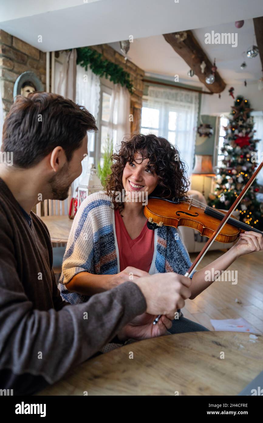 Insegnante di violino che aiuta una studentessa a casa Foto Stock