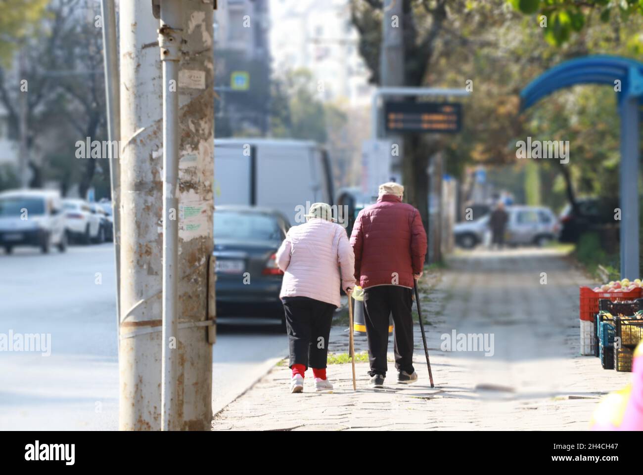 Due persone anziane con canne stanno camminando all'aperto Foto Stock
