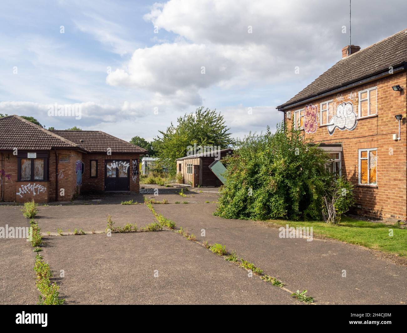 Il sito del Young's Garden Center ora abbandonato e trascurato, Blisworth, Northamptonshire, Regno Unito; chiuso nel 2015 a seguito della morte del proprietario. Foto Stock