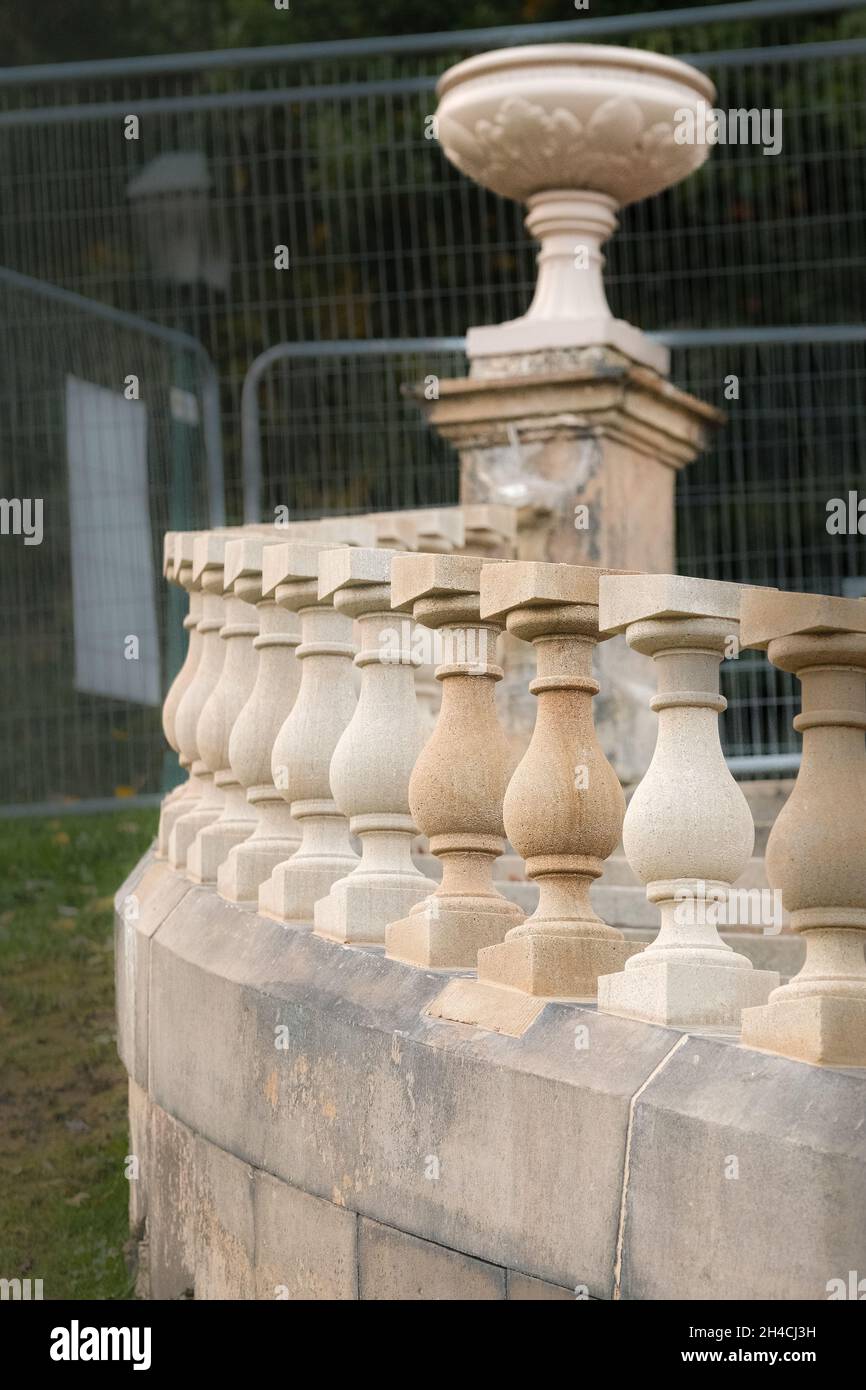 Preston, Regno Unito. Riparazioni in corso ai gradini ornamentali del Miller Park nel centro della città. Foto Stock