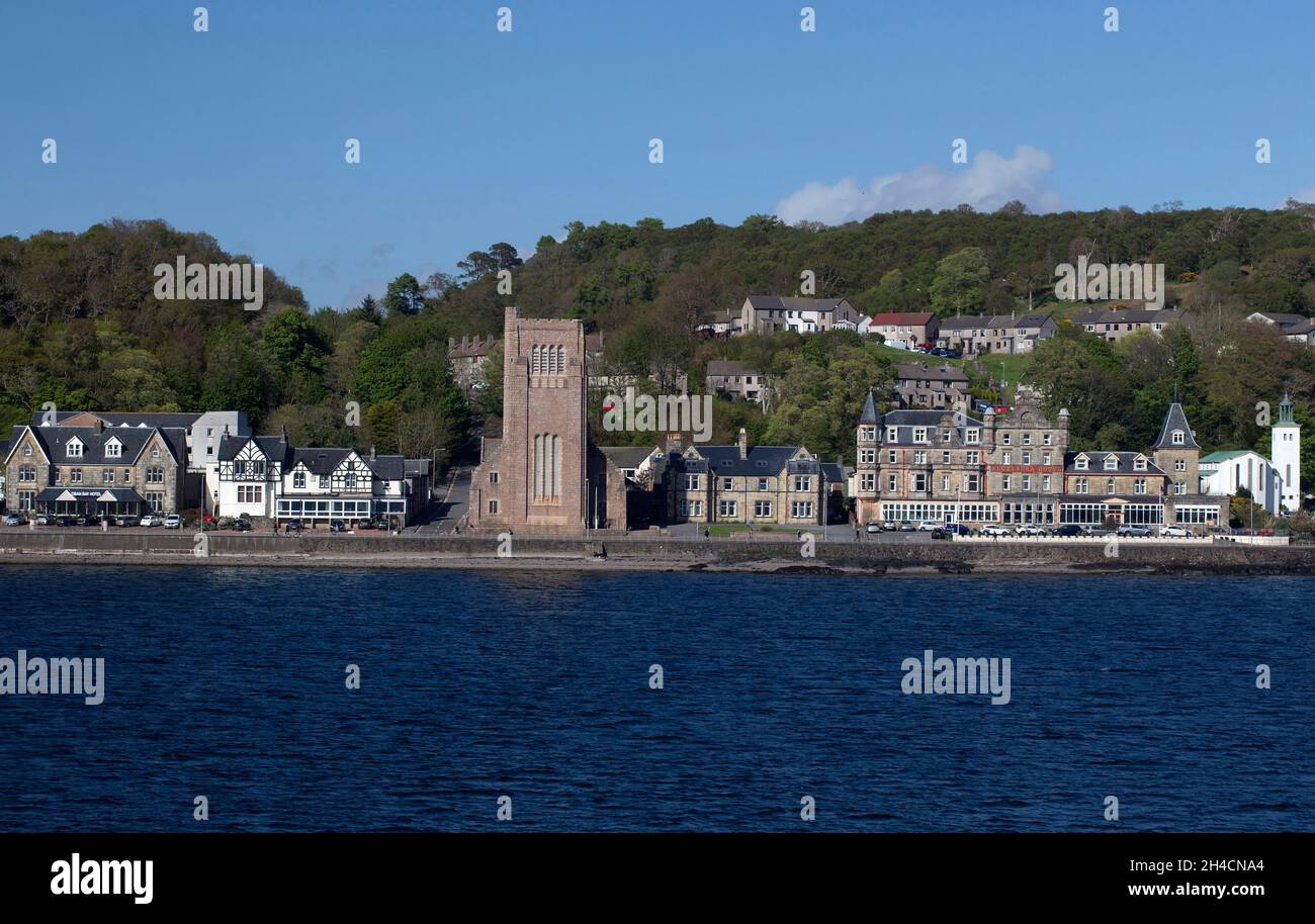 Una vista lungo la costa di Oban, Scozia con la Cattedrale di St Columba Foto Stock