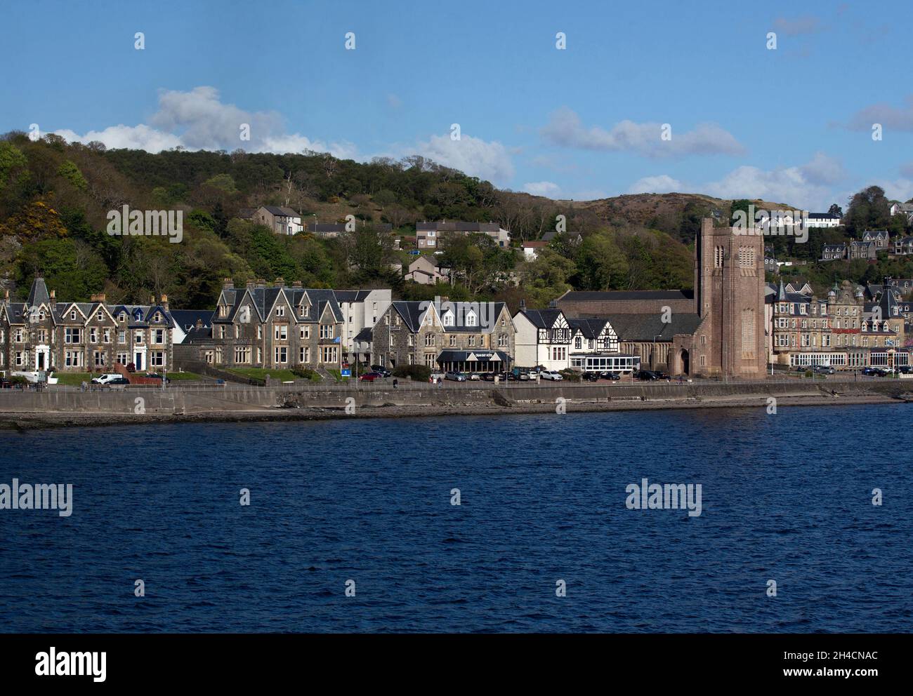 Una vista lungo la costa di Oban, Scozia con la Cattedrale di St Columba Foto Stock