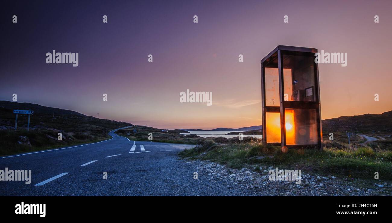 Telefono remoto su Scottish Island quando il sole tramonta. Foto Stock