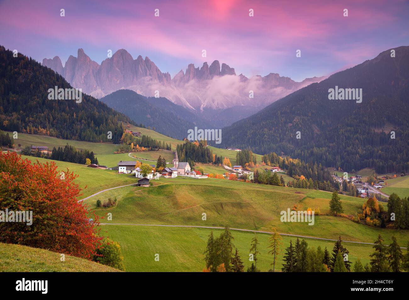 Autunno nelle Alpi. Bellissimo borgo di S. Magdalena con magiche montagne dolomitiche in una splendida Val di Funes, Alto Adige, Alpi italiane a autu Foto Stock