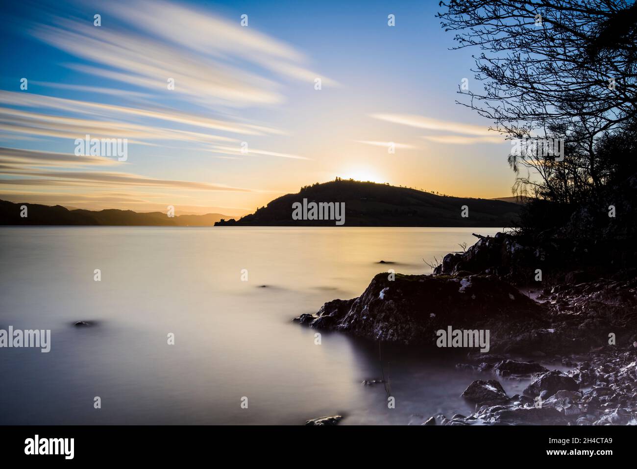 Tramonto sul Castello di Urquhart dalle rive di Loch Ness, Scozia Foto Stock