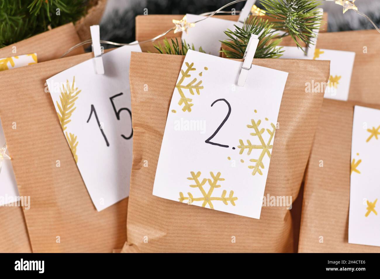 Calendario dell'Avvento fatto in casa da borse di carta artigianale con numeri scritti a mano Foto Stock