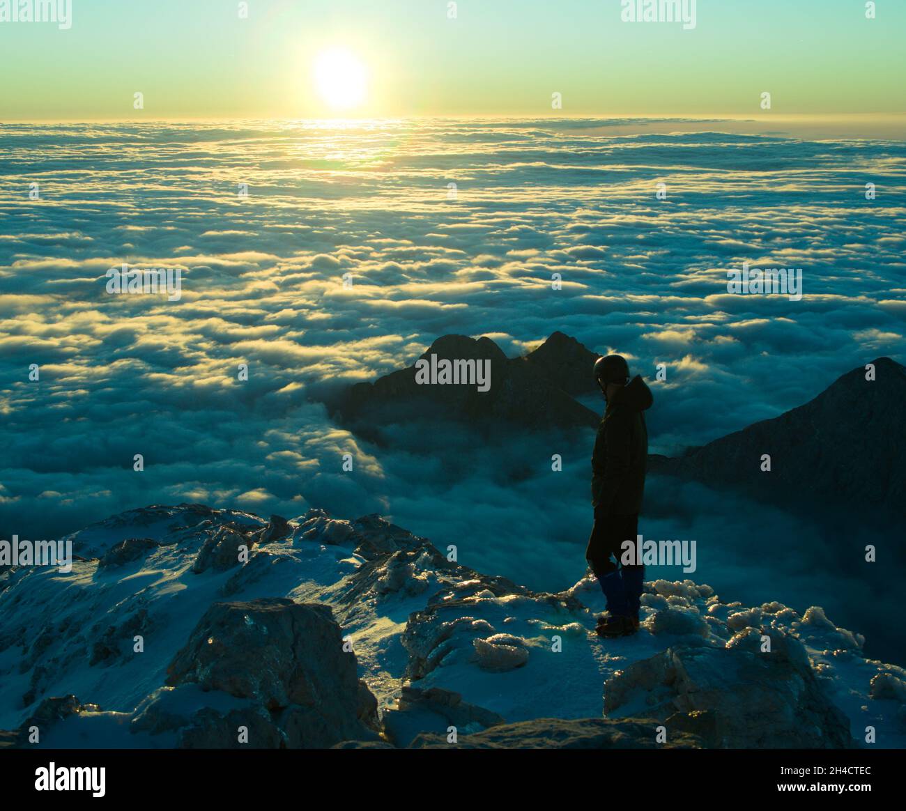 Uomo che gode il paesaggio. Alba sullo sfondo delle montagne. Foto Stock