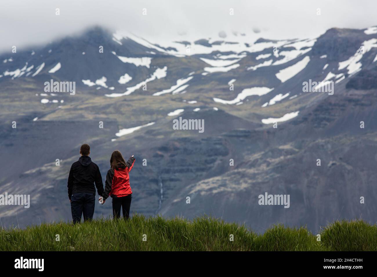 Viste in Islanda! Ragazza e ragazzo sono innamorati e godono di viaggio, viaggio in Islanda, l'amore è ovunque, viaggiare il mondo insieme, montagne innevate in backgr Foto Stock