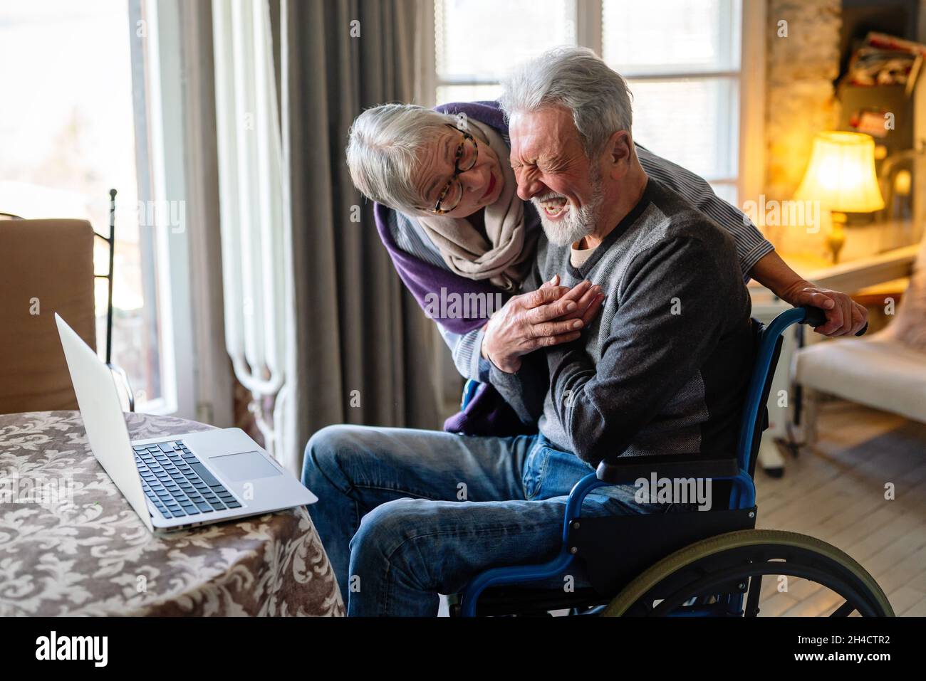 Felice romantico coppia senior abbracciando e godendo della pensione a home Foto Stock