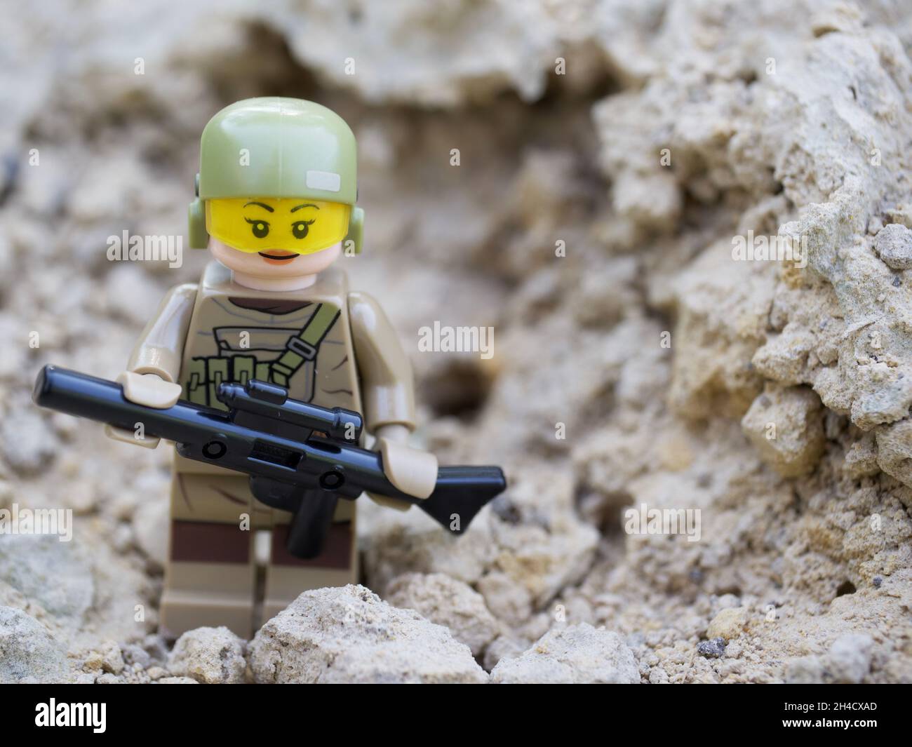 Chernihiv, Ucraina, 13 luglio 2021. Minifcifra di una ragazza in uniforme militare con una pistola, un primo piano. Editoriale illustrativo. Foto Stock