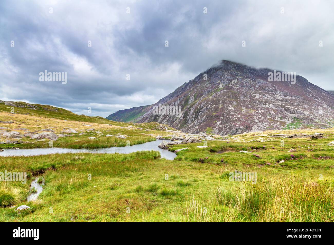 Pen Yr Ole Wen montagna e un ruscello di montagna come visto da CWM Idwal Riserva Naturale, Snowdonia, Galles, Regno Unito Foto Stock