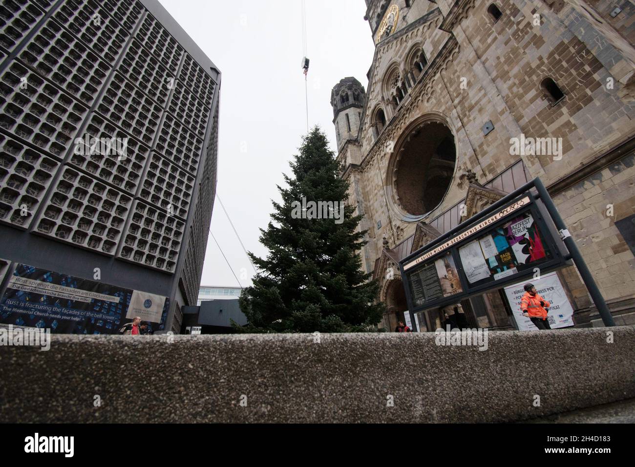 Berlino, Germania. 2 novembre 2021. Con l'aiuto di una gru, l'albero di Natale è messo in su al Gedächtniskirche. Credit: Paul Zinken/dpa/Alamy Live News Foto Stock