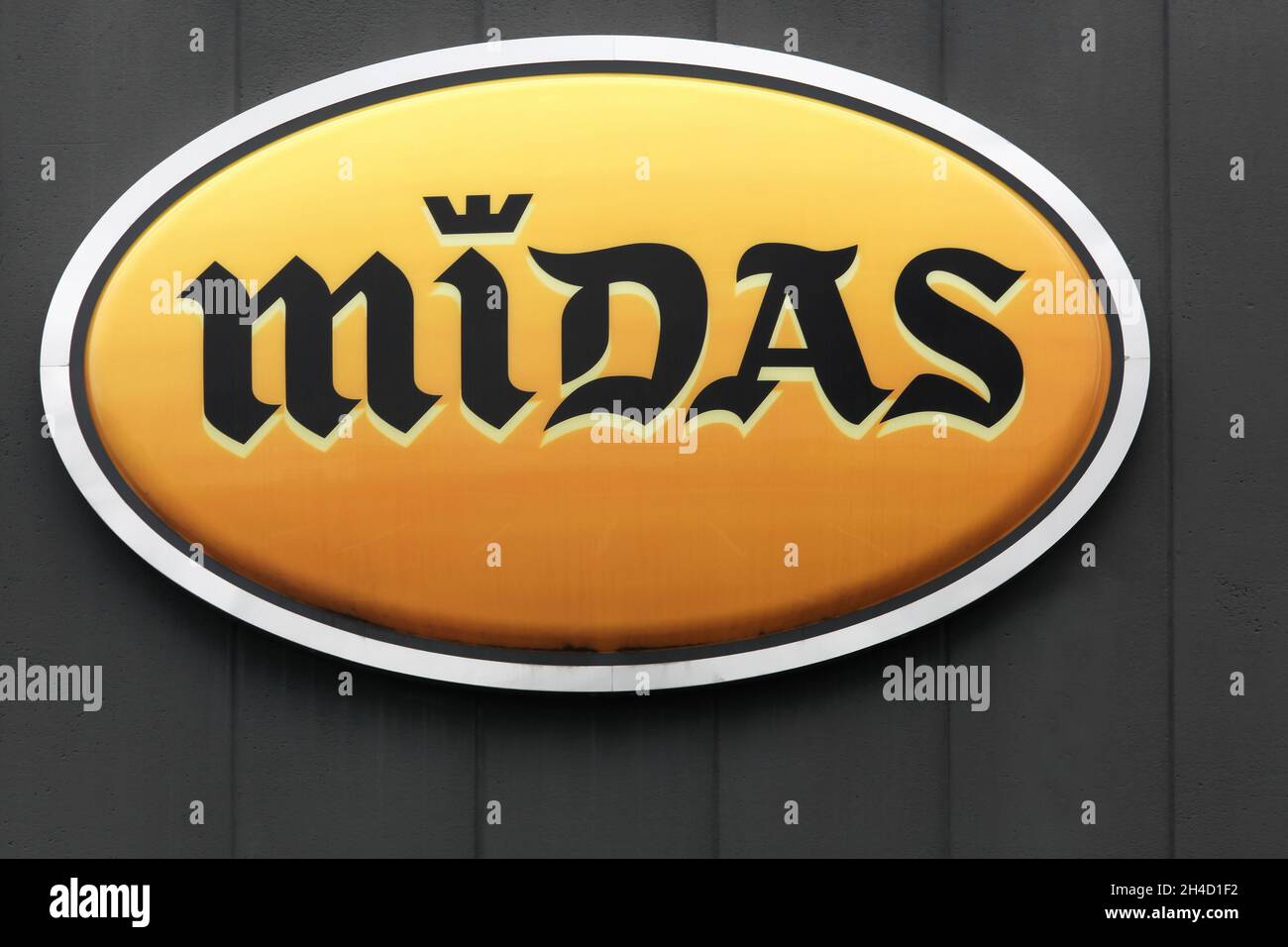 Orleans, Francia - 19 marzo 2017: Logo Midas su un muro. Midas è una catena americana di centri di assistenza per il settore automobilistico Foto Stock