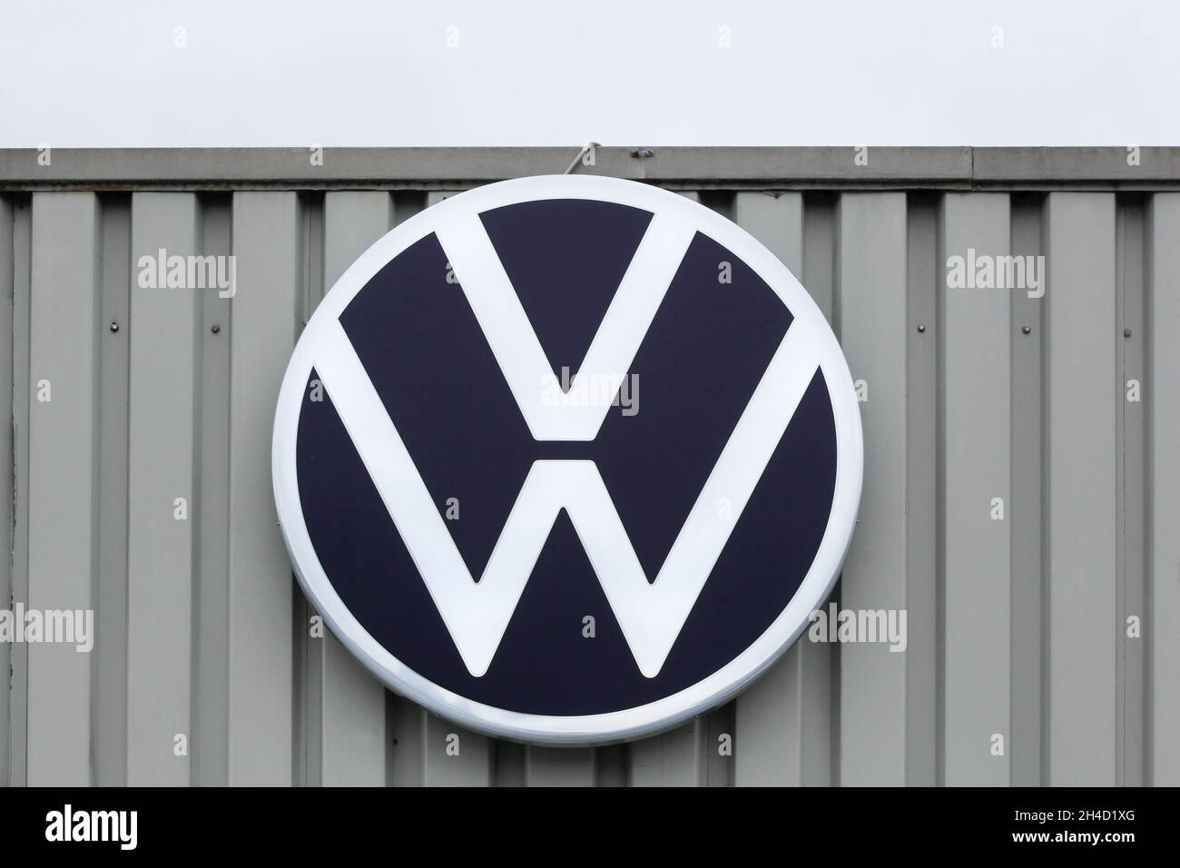 Horsens, Danimarca - 13 maggio 2021: Logo Volkswagen su una facciata. Volkswagen è un produttore tedesco di automobili con sede a Wolfsburg, Germania Foto Stock