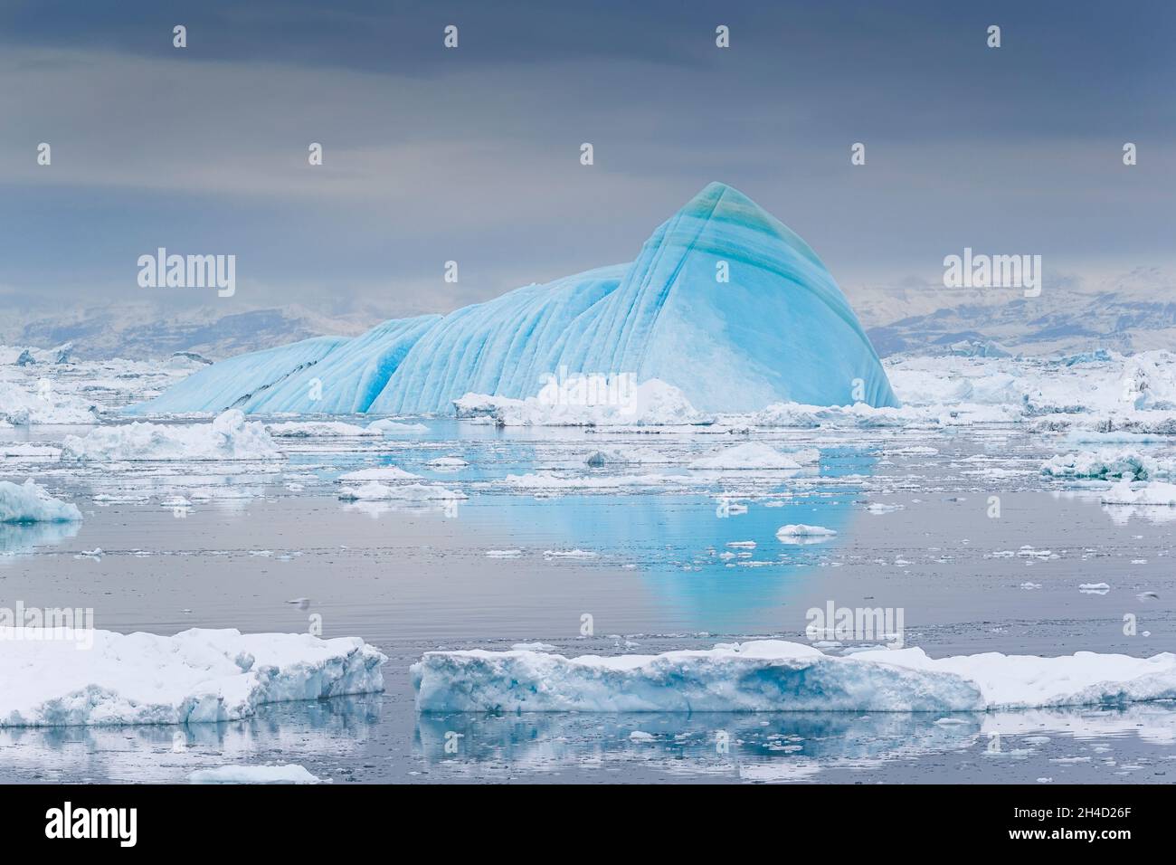 Iceberg in forma piramidica galleggia nell'Oceano Artico. Disko Bay, Ilulissat, patrimonio dell'umanità dell'UNESCO, Disko, Groenlandia Foto Stock