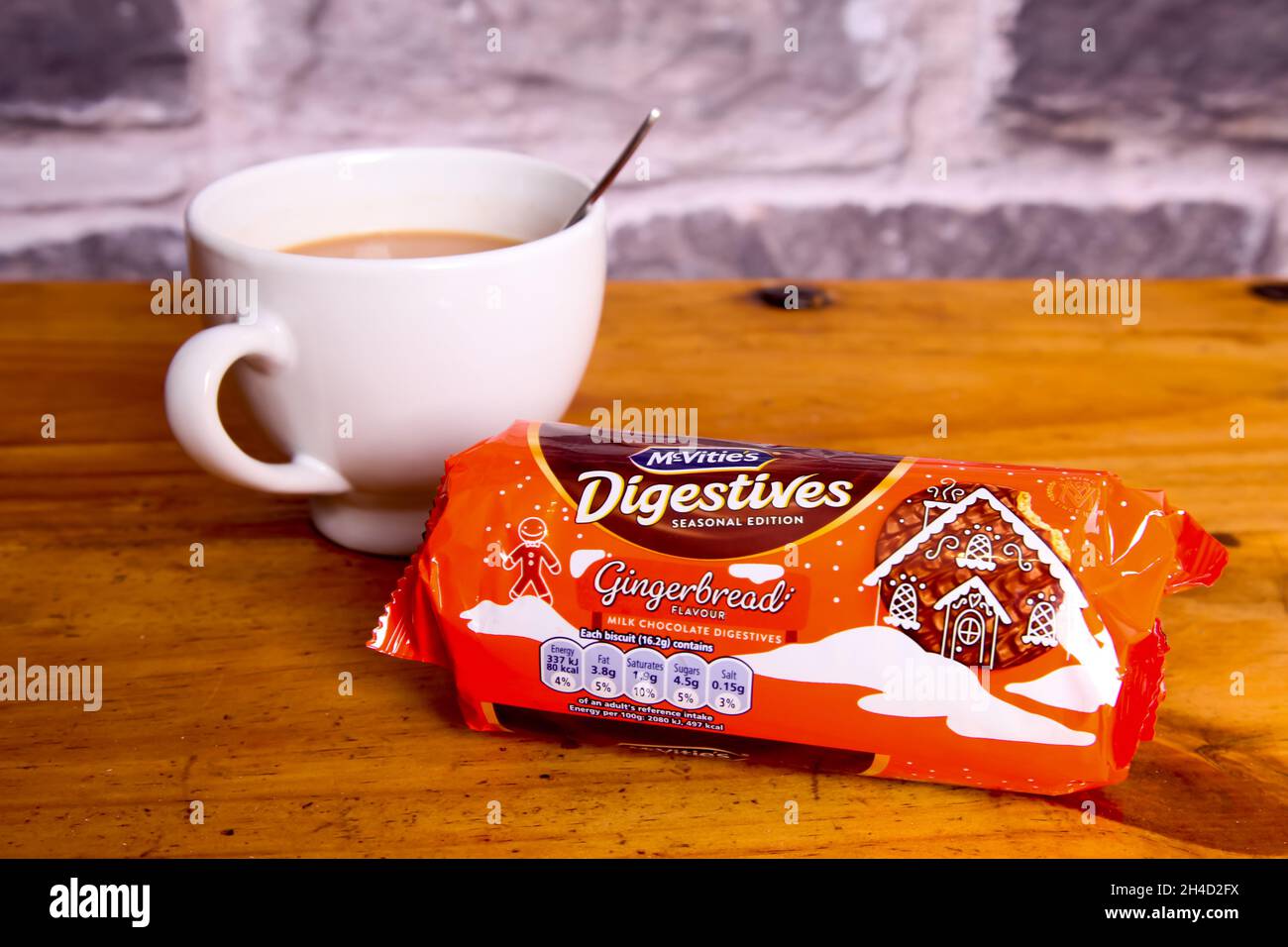 McVities Gingerbread digestivi di cioccolato con tazza di tè, una  confezione sigillata di biscotti Foto stock - Alamy