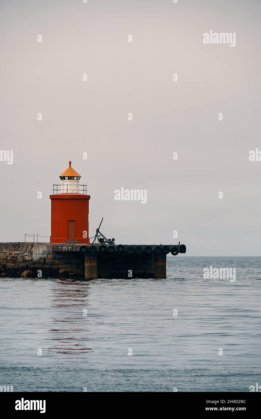 Faro di Molja nella nebbia, Ålesund, Norvegia Foto Stock