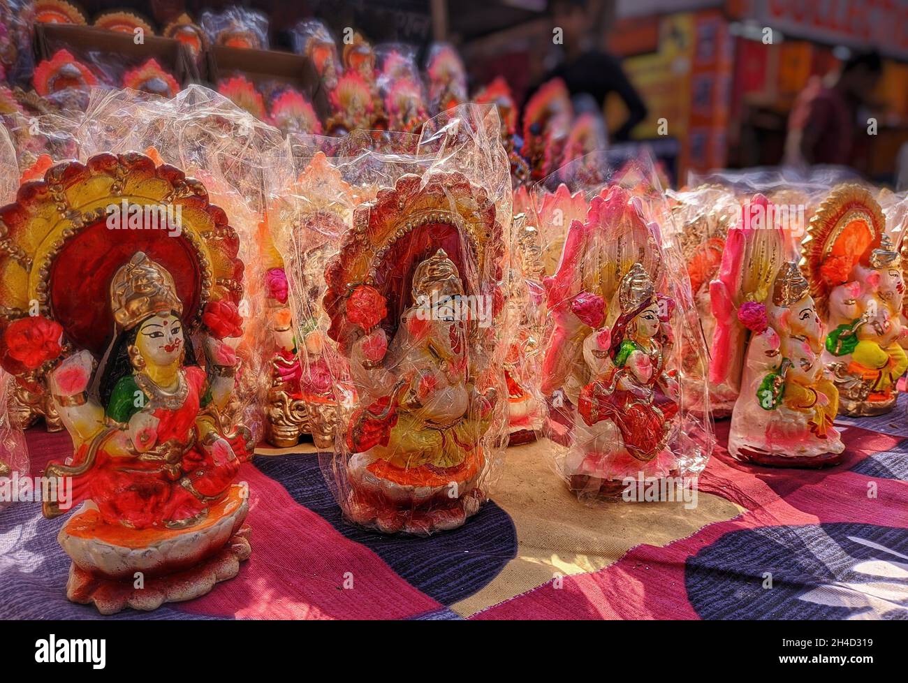 La dea Ganesh e Lakshmi piccola statua tra una serie di varietà per il culto durante Diwali indiano Foto Stock