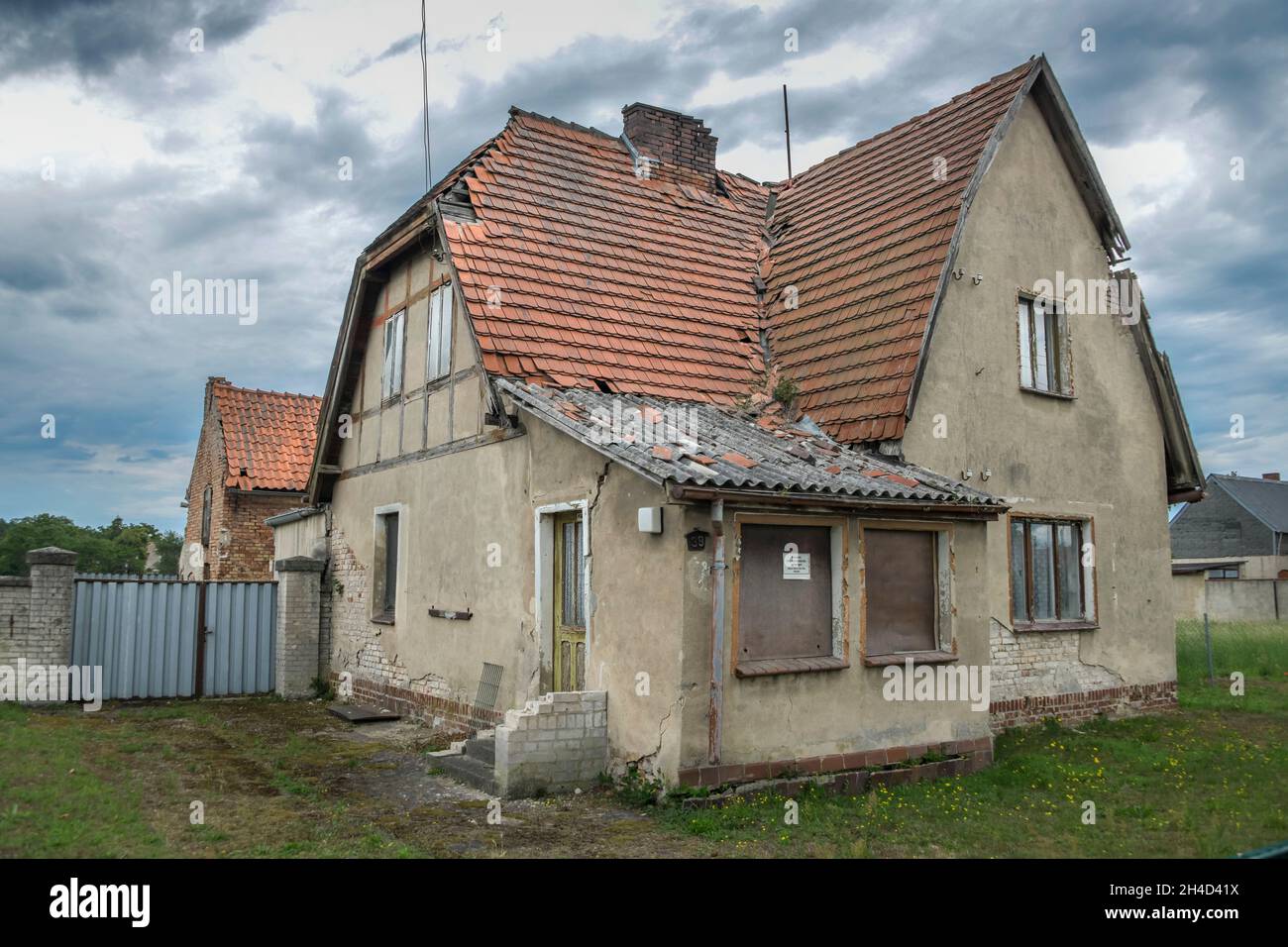 Baufälliges Haus im Kreis Oder-Spree, Brandeburgo, Germania Foto Stock