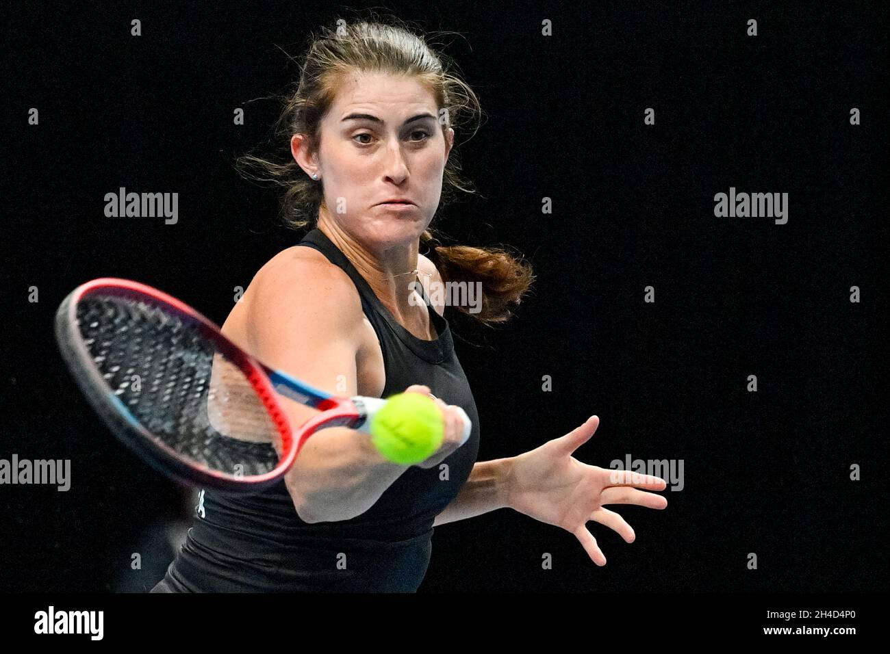 Praga, Repubblica Ceca. 2 novembre 2021. Rebecca Marino (Canada) in azione durante la partita del Gruppo A contro Anastasia Pavlyuchenkova (Federazione Russa di Tennis), il 2 novembre 2021, a Praga, Repubblica Ceca, All'interno del tennis femminile Billie Jean King Cup (ex Fed Cup). Credit: Vit Simanek/CTK Photo/Alamy Live News Foto Stock