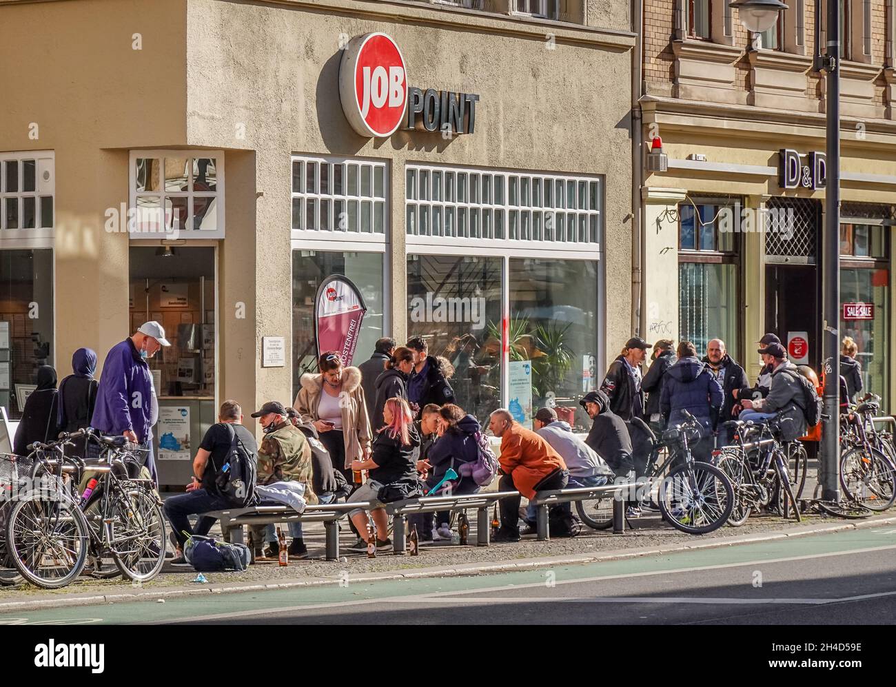 22.10.2020. Straßenszene in Zeiten von Corona. Hotspot Neukölln. Arbeitslose Menschen vor dem Job Point Karl-Marx-Strasse, Neukölln, Berlino, Deutschla Foto Stock