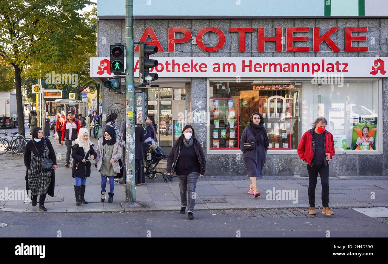 22.10.2020. Straßenszene in Zeiten von Corona. Hotspot Neukölln. Hermannplatz, Neukölln, Berlino, Germania - Nessuna versione del modello. Foto Stock