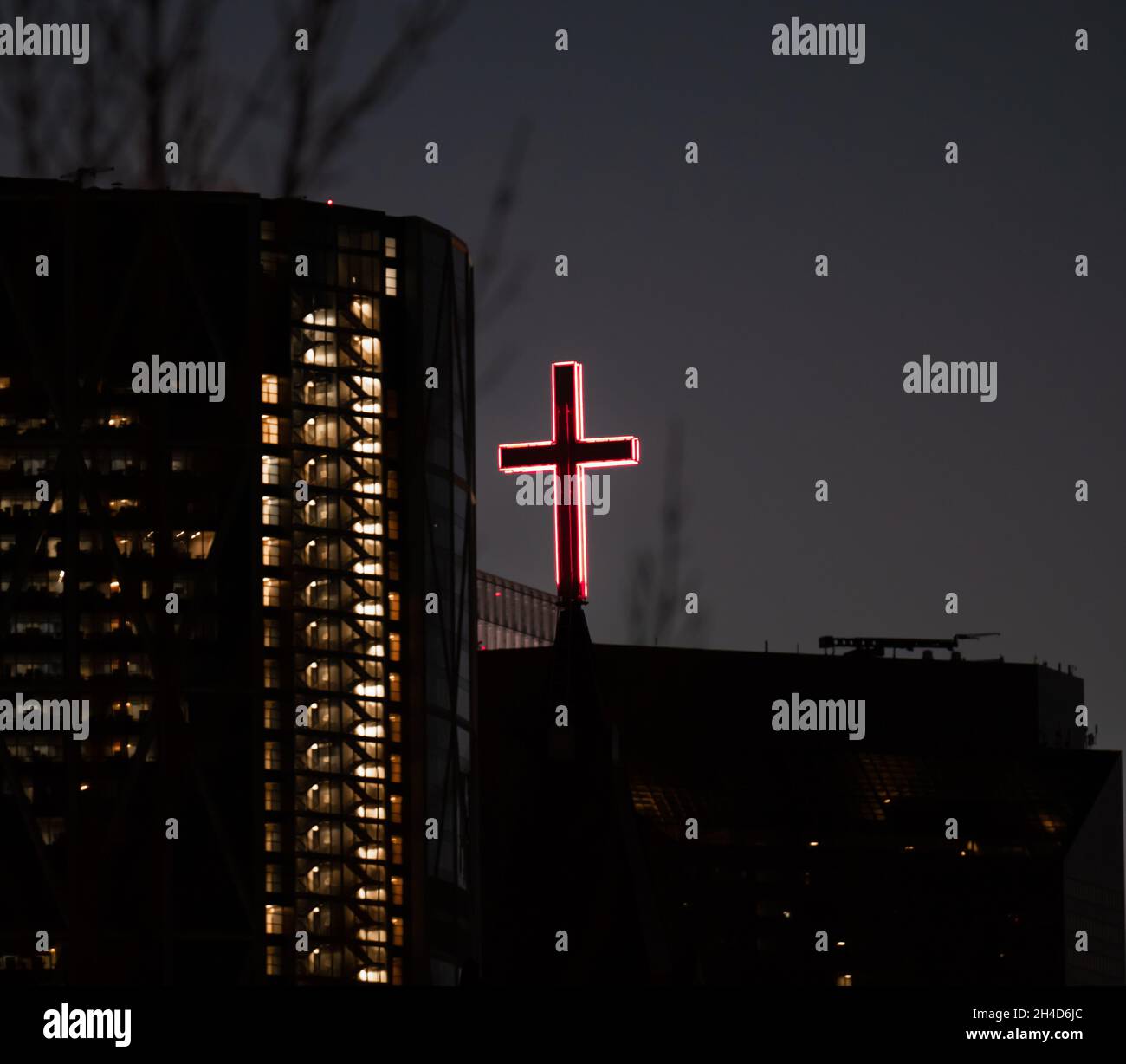 La Croce Rossa si illuminò di notte in città Foto Stock