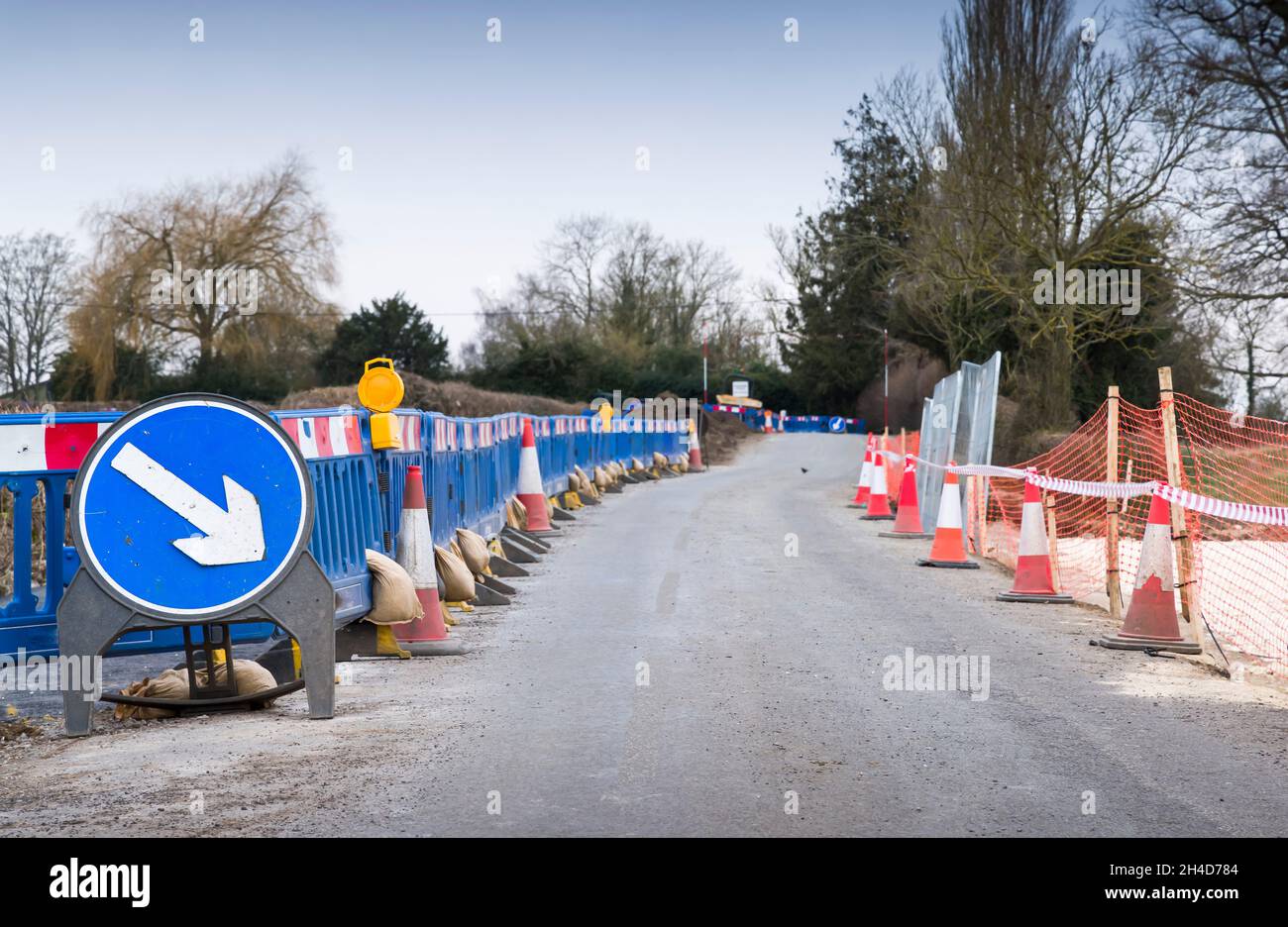 Chiusura della strada, lavori stradali con coni stradali e cartello segnaletico su una strada rurale nel Buckinghamshire, Regno Unito Foto Stock