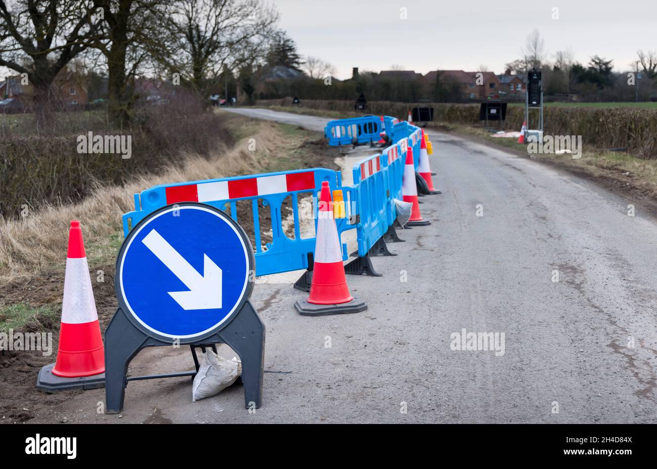 Lavori stradali con coni stradali e cartello segnaletico su una strada rurale nel Buckinghamshire, Regno Unito Foto Stock