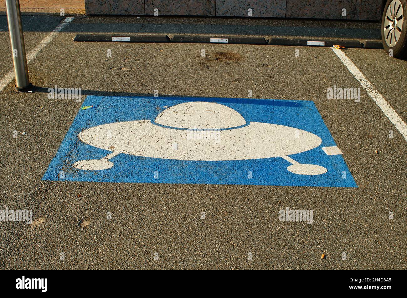 FRANCOFORTE, GERMANIA - 18 settembre 2021: Un parcheggio è riservato agli UFO. Un'installazione dell'artista Jens Andres nel campus universitario di Riedberg, Foto Stock