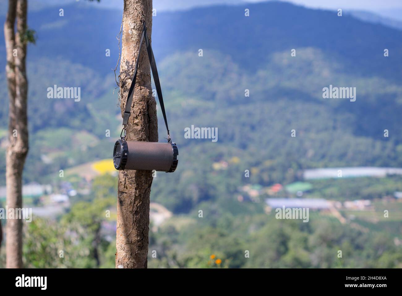 Radio stereo FM Boom box appende su un albero sullo sfondo della foresta sfocata Thailandia. Foto Stock