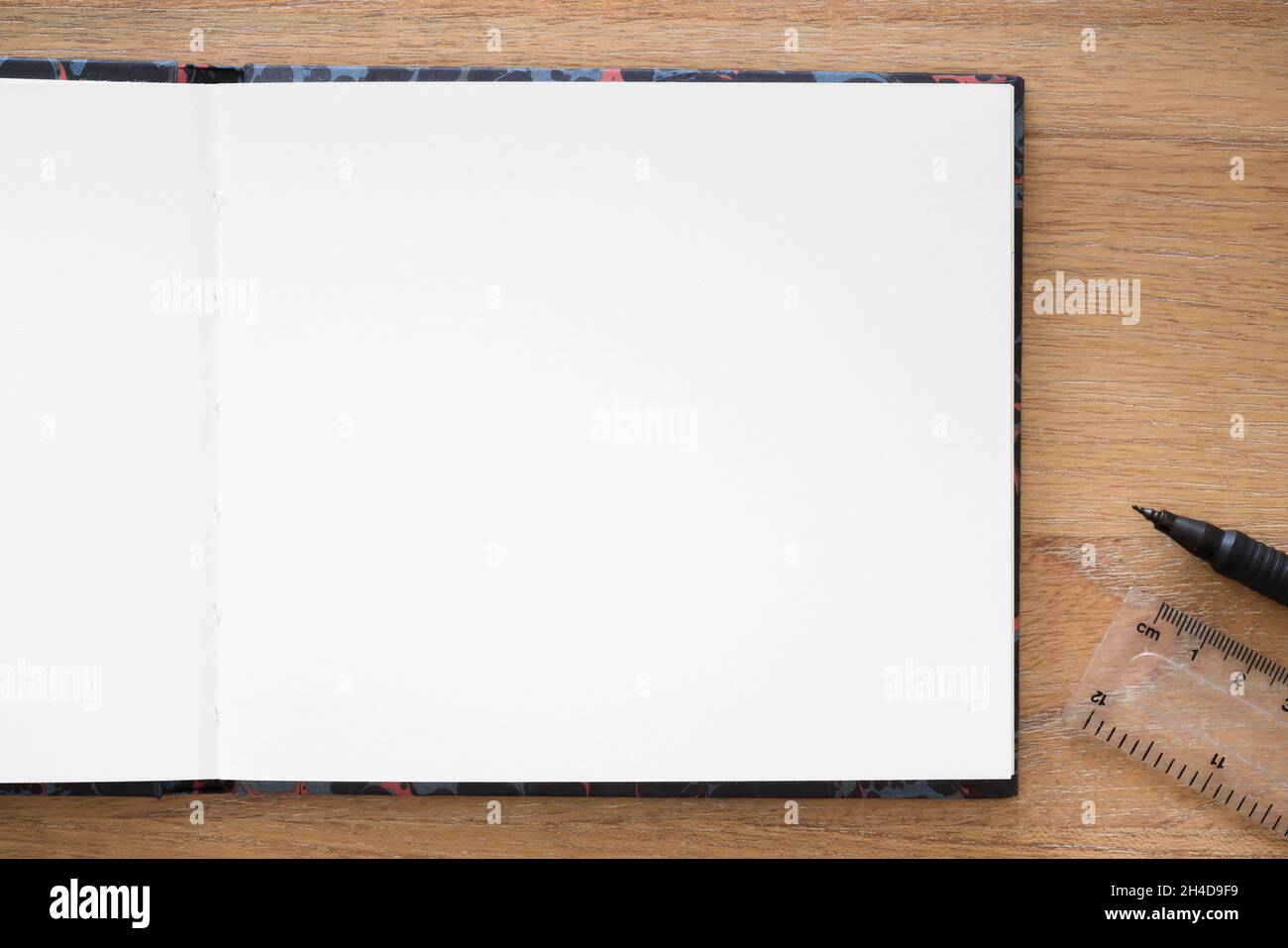 Notebook vuoto o sfondo o modello del libro di schizzo. Piatto posare su una scrivania in legno, bullet journal o journaling concetto con vuoto pagina bianca Foto Stock