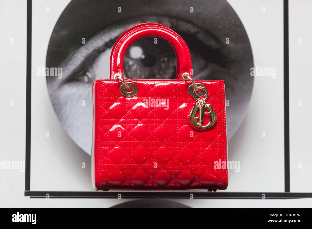 Borsa a mano rossa Dior nella vetrina del negozio Foto stock - Alamy