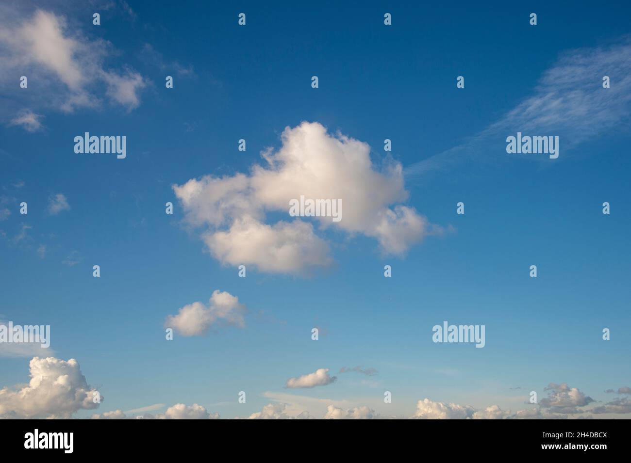 Singola nuvola bianca in un cielo blu Foto Stock