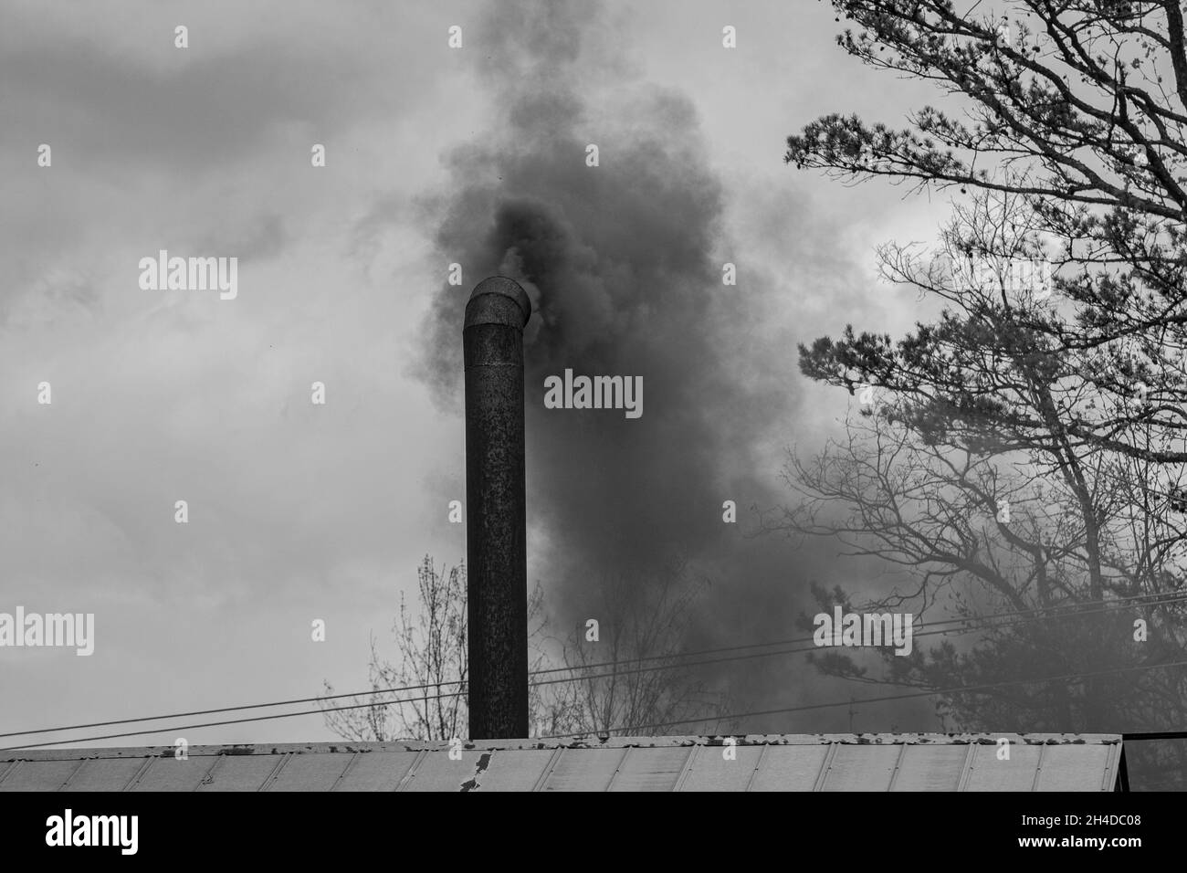 , STATI UNITI - Jan 01, 1970: Una scala di grigi di fumo che esce da una chimne Foto Stock