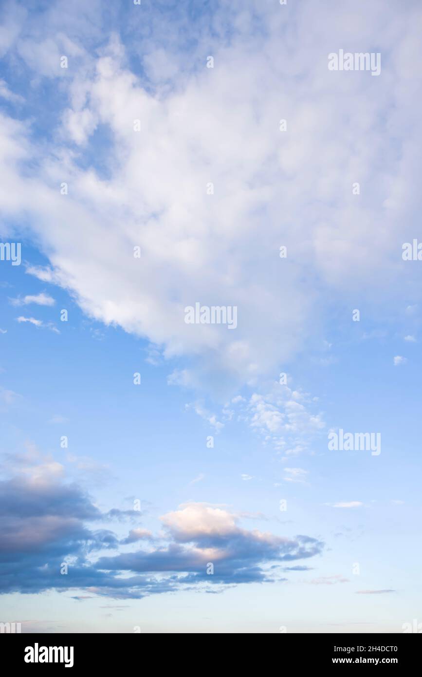 Cielo blu con nuvole. Nuvole di pioggia sullo sfondo orizzonte o modello, Regno Unito Foto Stock
