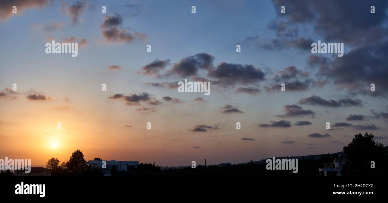 Panorama di cielo con nuvole al tramonto Foto Stock