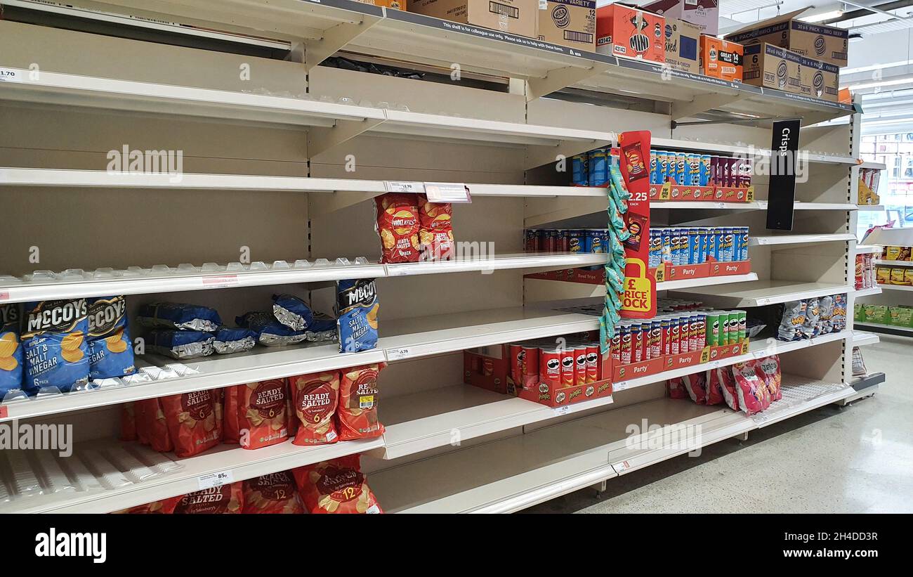 Londra, Regno Unito, 2 novembre 2021: Nel ramo Balham di Sainsbury's ci sono scaffali vuoti dove normalmente ci sarebbero confezioni multiple di patatine Walker. Un aggiornamento IT presso lo stabilimento di Leicester ha portato a problemi di produzione che ora interessano le forniture nei negozi. Anna Watson/Alamy Live News Foto Stock