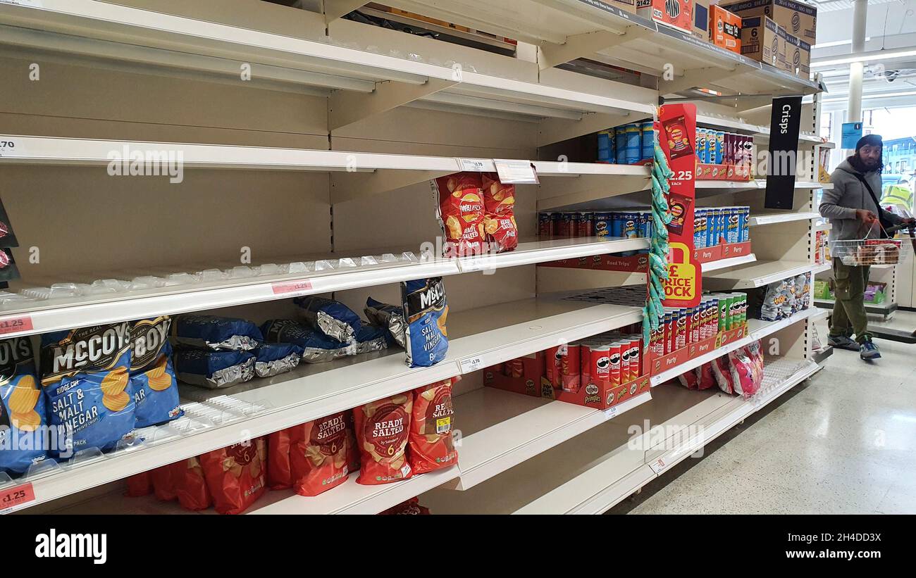 Londra, Regno Unito, 2 novembre 2021: Nel ramo Balham di Sainsbury's ci sono scaffali vuoti dove normalmente ci sarebbero confezioni multiple di patatine Walker. Un aggiornamento IT presso lo stabilimento di Leicester ha portato a problemi di produzione che ora interessano le forniture nei negozi. Anna Watson/Alamy Live News Foto Stock