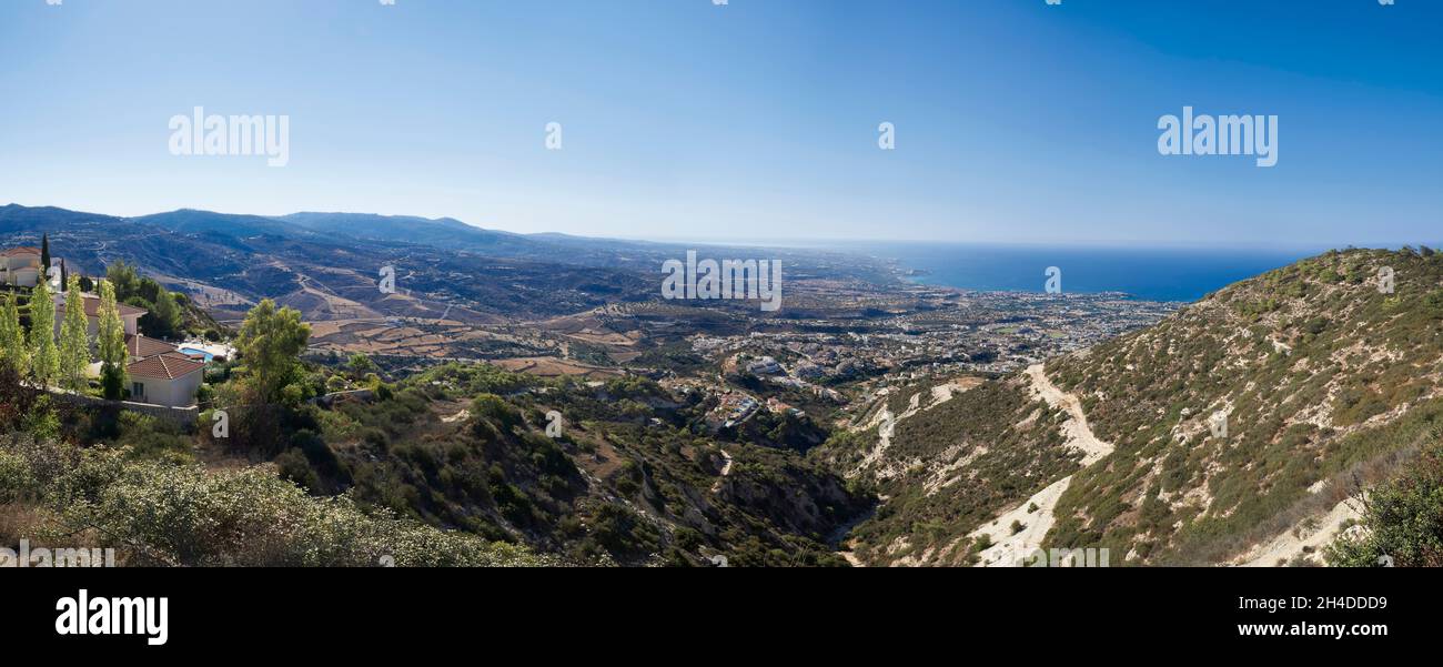 Foto panoramica della città di Peyia, Cipro dalla foresta di Pikini nei monti Troodos Foto Stock